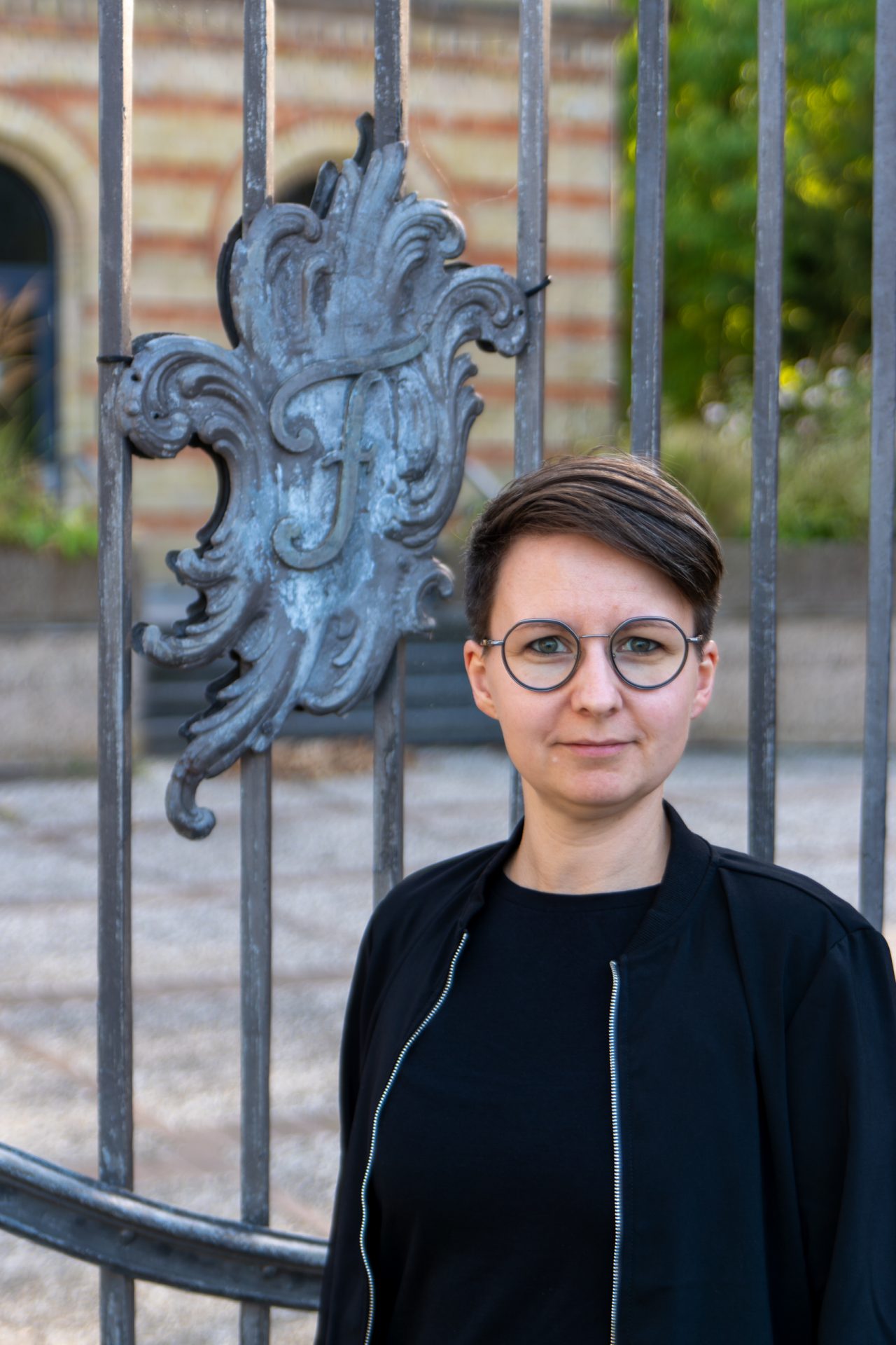 Claudia Wilke lächelnd mit Brille, Portraitaufnahme