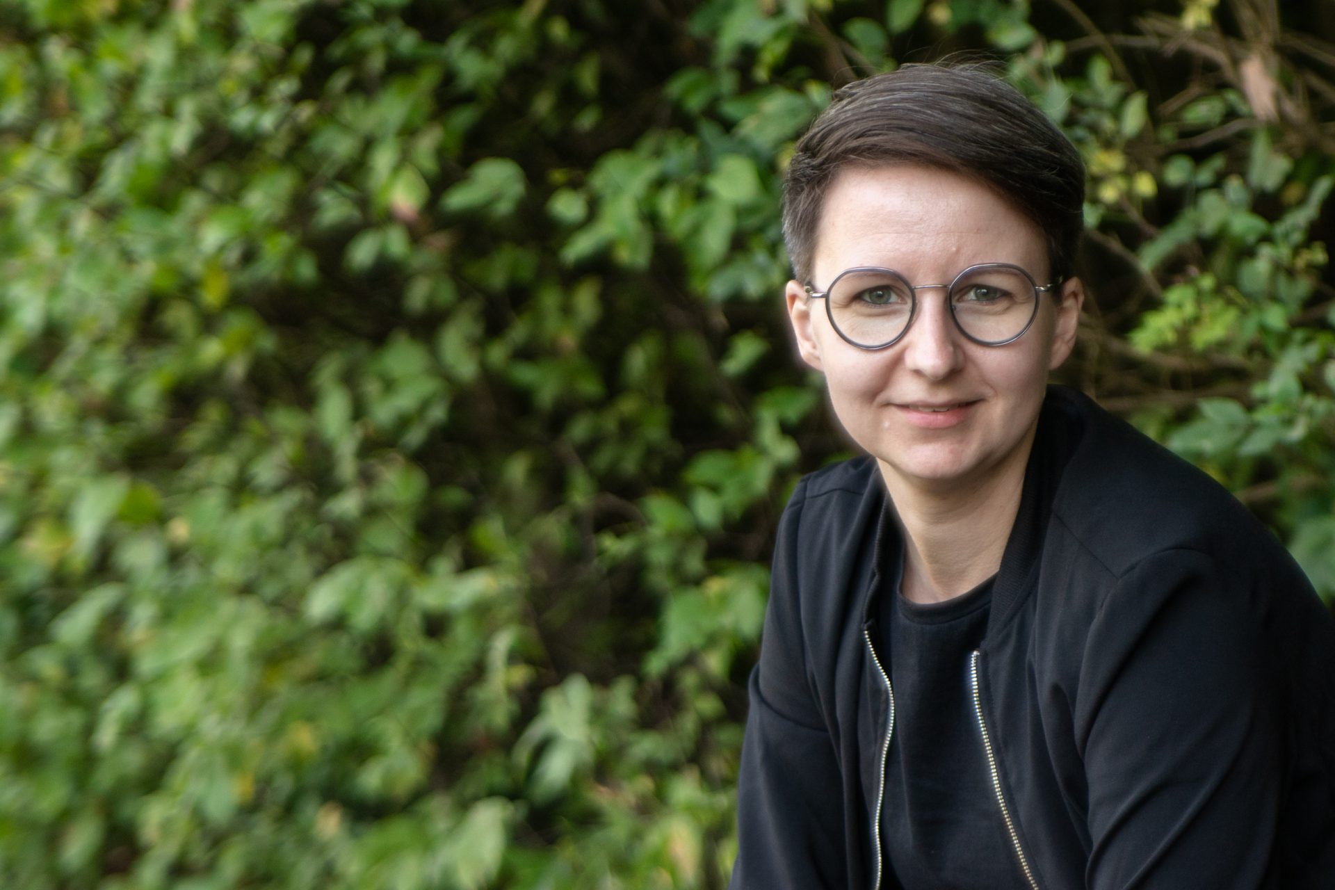Porträt von Claudia Wilke mit Brille vor grüner Natur – Bürgermeisterkandidatin für Vechelde, im Wahlkampf mit Engagement und Nähe zu den Menschen.